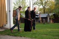 Albertas Vidžiūnas, Father Skaidrius Kandratavičius, and Gearóid Mac Lochlainn, “armed” with genuine weapons from the 1863 Rebellion, outside the wooden church in Paberže, once home to the rebel priest Father Antanas Mackevičius